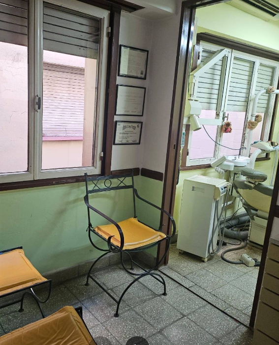 Sala de espera y acceso al consultorio